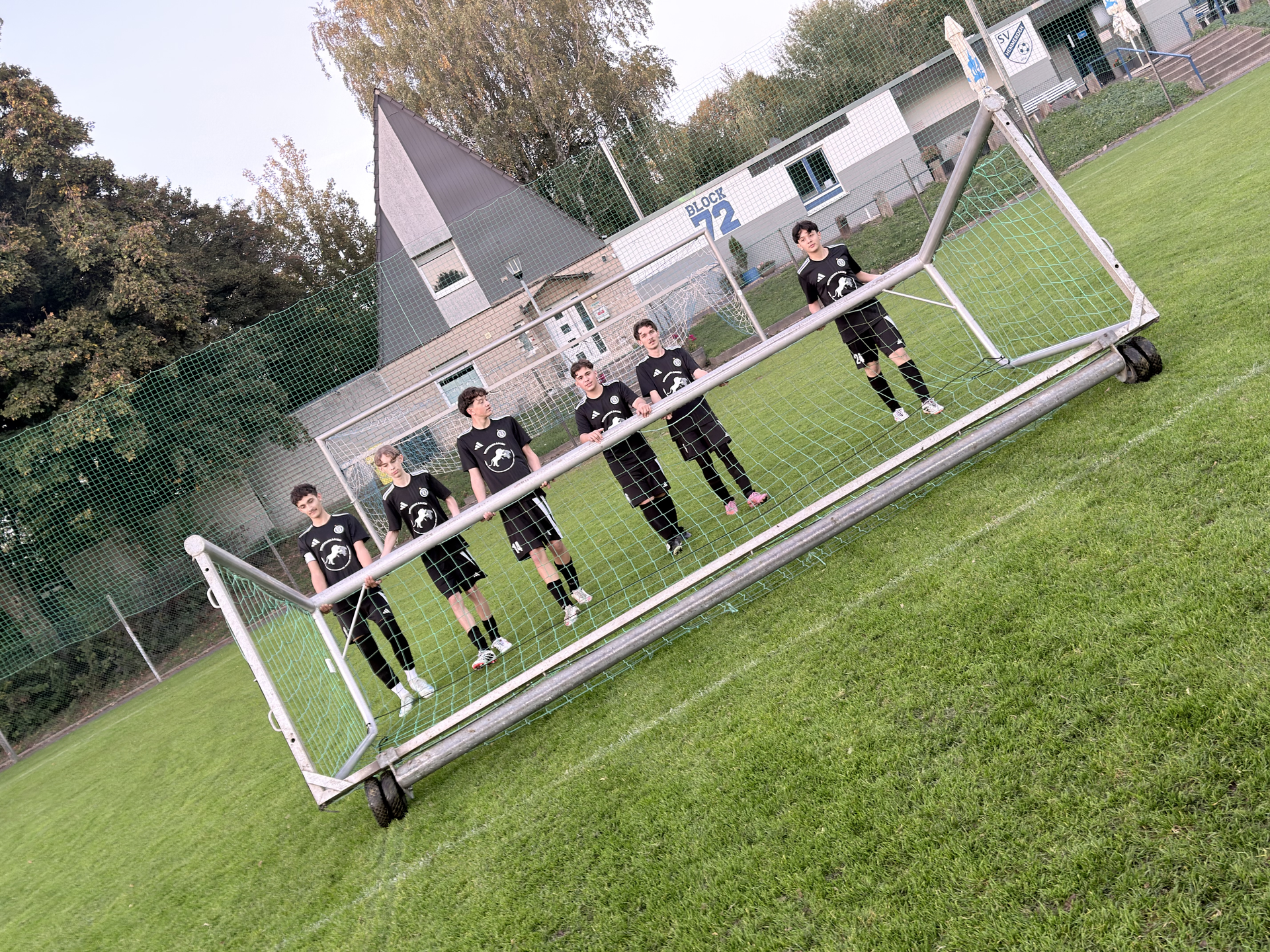 Gruppenfoto am Fußballtor